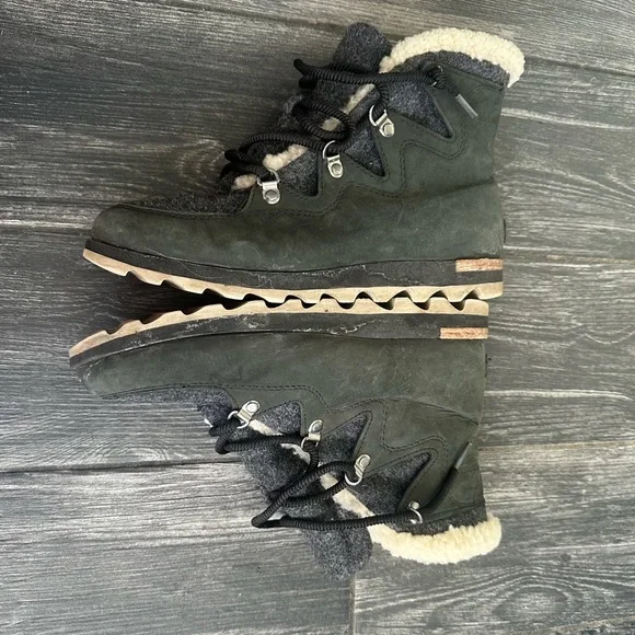 Sorel | Sneakchic Alpine Booties, Cattail Sherpa Size 9 - Picture 8 of 10